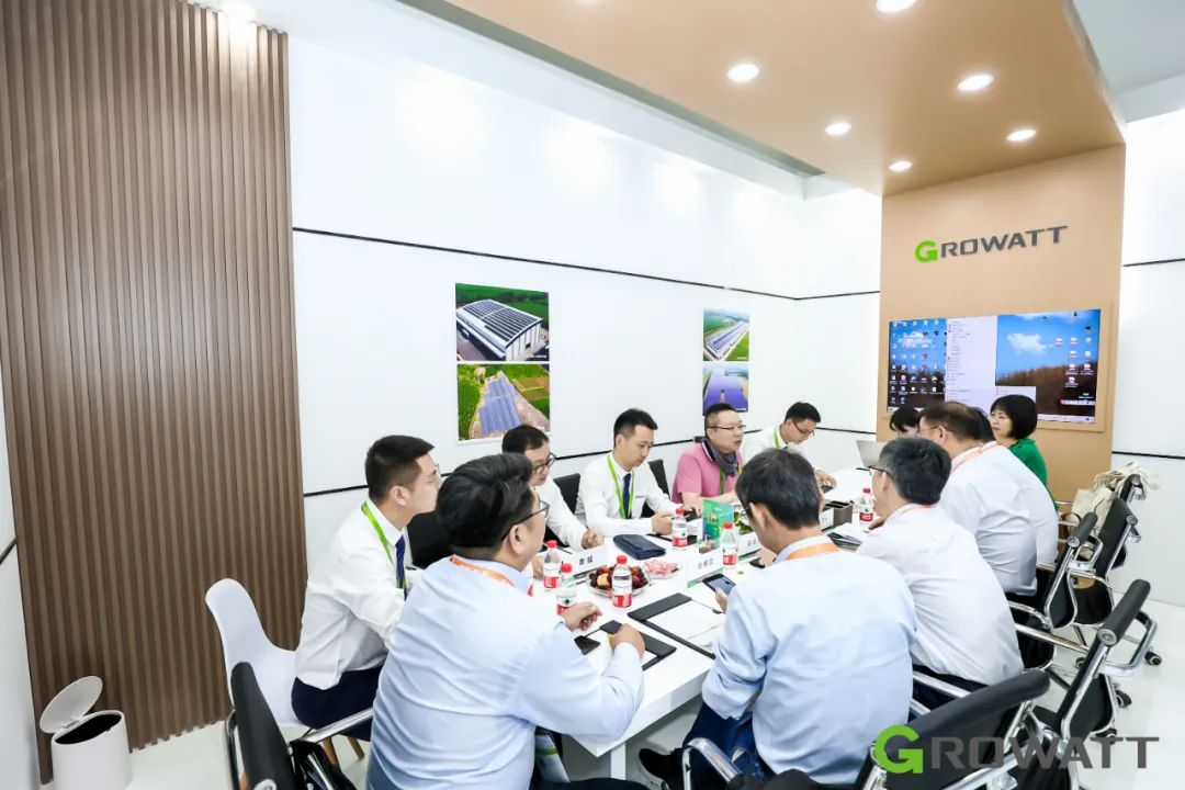 覃明东总经理一行参观了mk体育上海展台